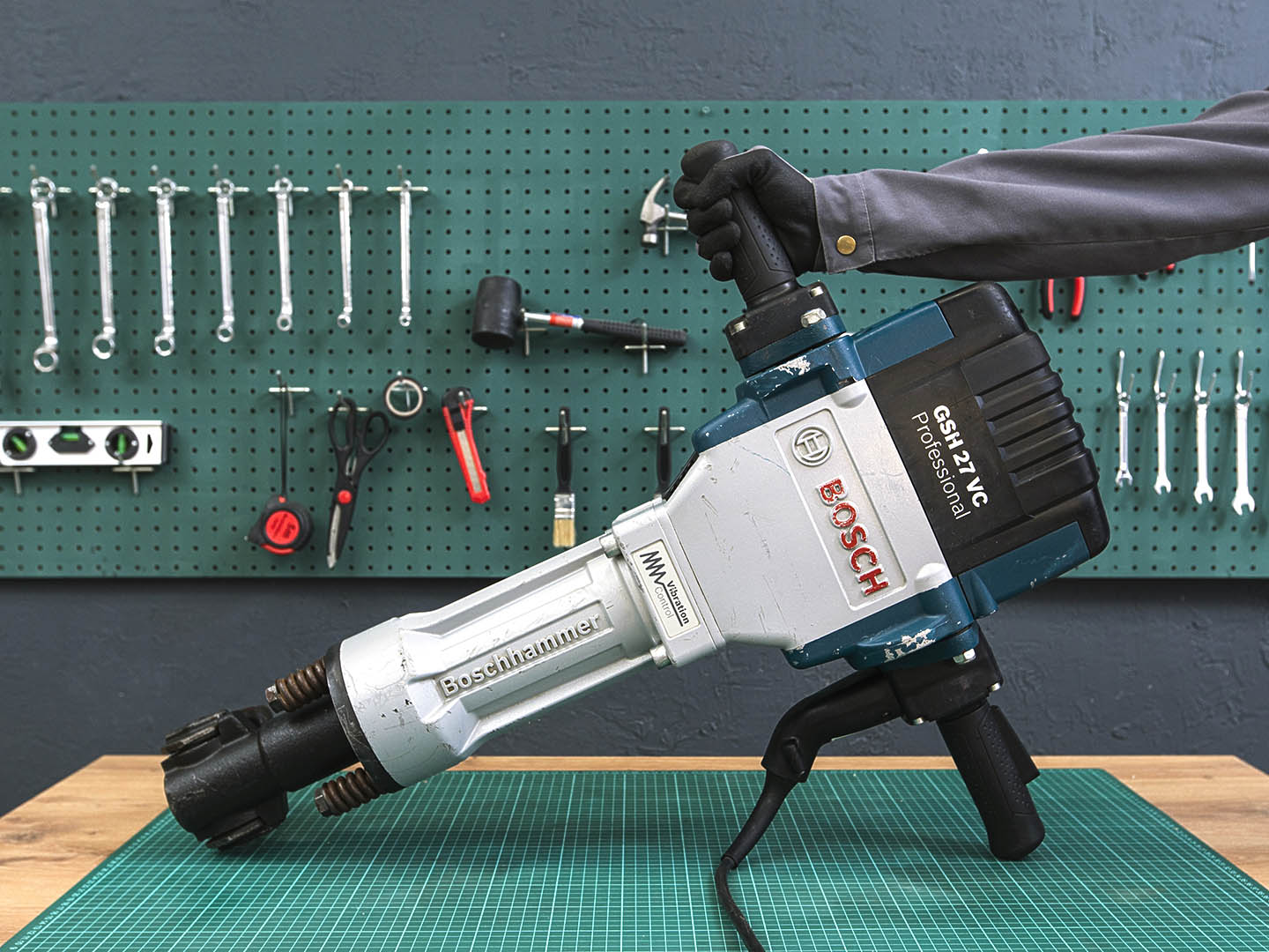 Отбойный молоток Bosch GSH 27 VC  (01-29082)
