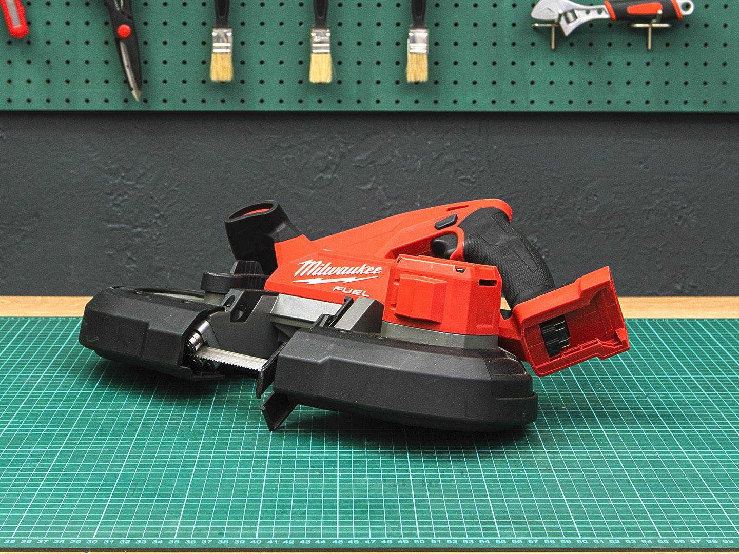 Аккумуляторная ленточная пила  Milwaukee FBS85  (02-06103)